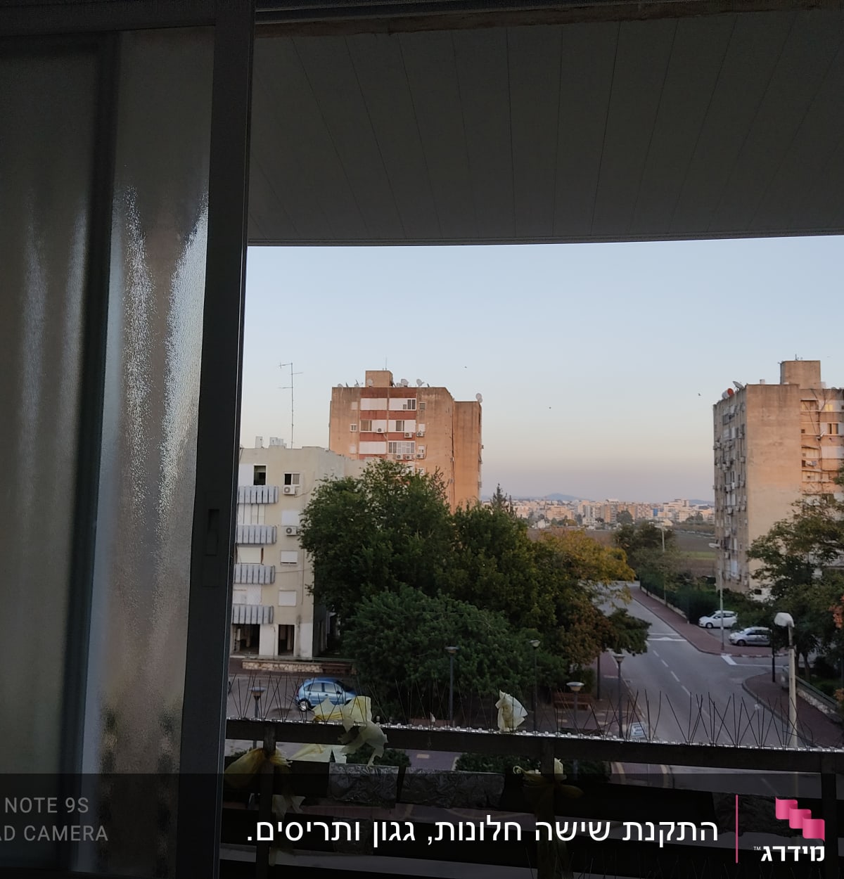 חלון אלומיניום עם זכוכית מט במרפסת
